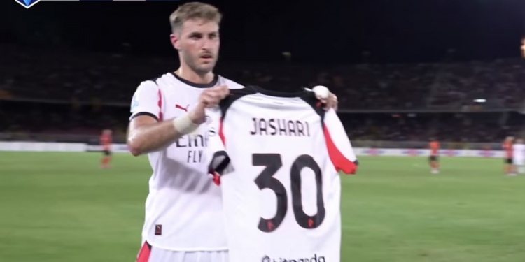 开云APP下载-😖S-希门尼斯进球后展示受伤队友亚沙里的球衣，但随后被吹越位