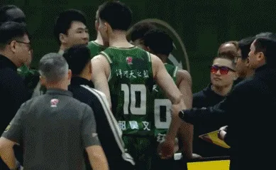 正版应用-赵柏清和郭昊文首节仅出战1分钟发生冲突，随后二人再无登场